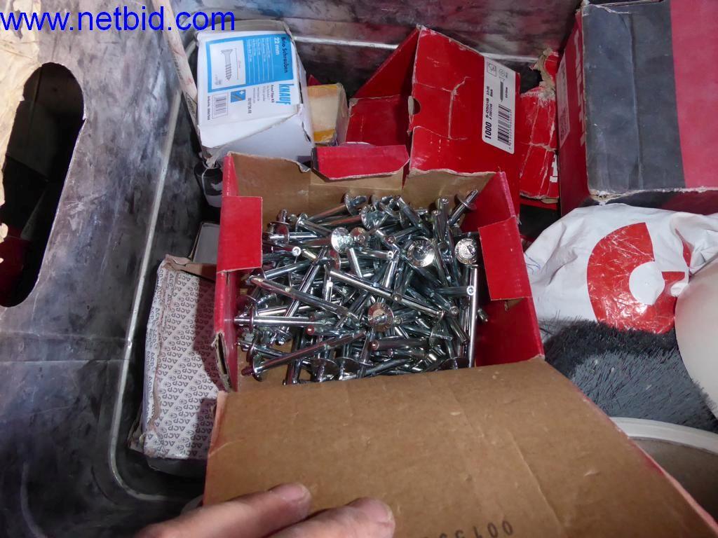 Dobře udržované stroje z oblasti interiérového designu a stavebnictví-9