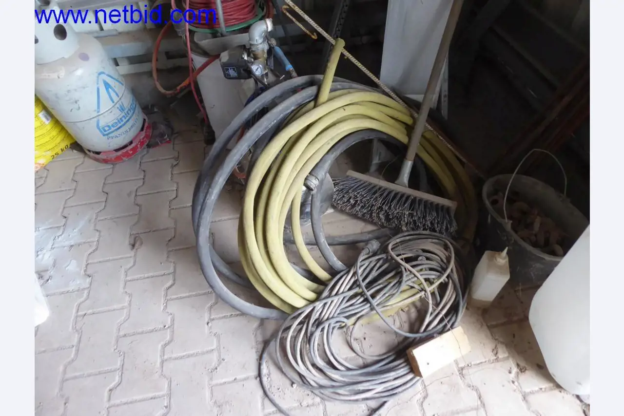 Maszyny budowlane, pojazdy, sprzęt biurowy, kontenery biurowe-3