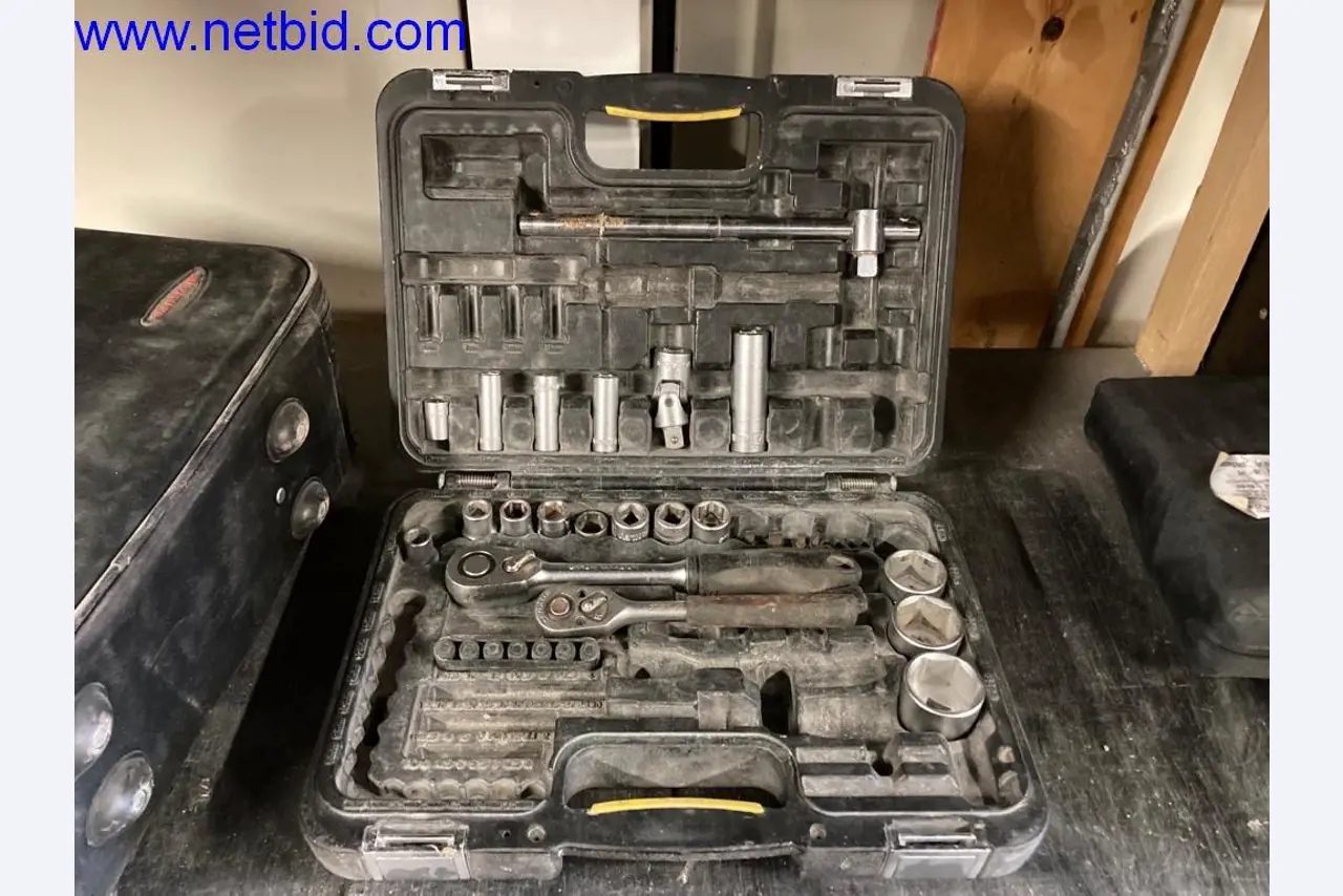 Maszyny budowlane, pojazdy, sprzęt biurowy, kontenery biurowe-1