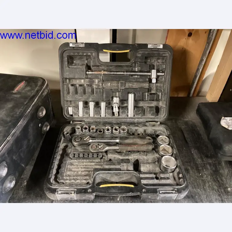 Maszyny budowlane, pojazdy, sprzęt biurowy, kontenery biurowe-1