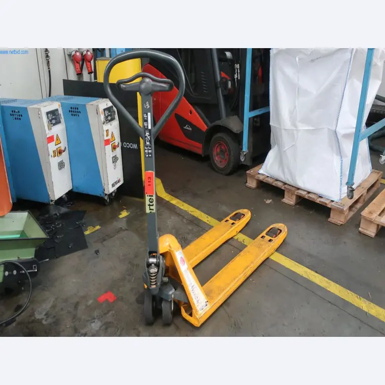 Máquinas y equipos técnicos en el ámbito del moldeo por inyección de plásticos (1600 - 23000 kN)-1