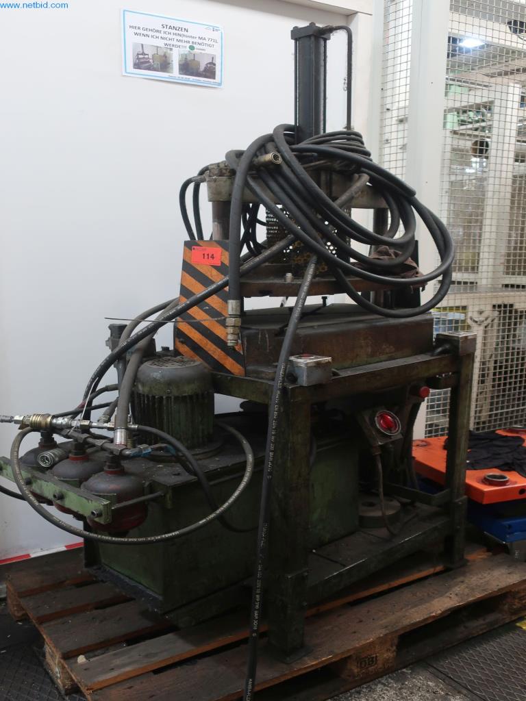 Máquinas y equipos técnicos en el ámbito del moldeo por inyección de plásticos (1600 - 23000 kN)-1