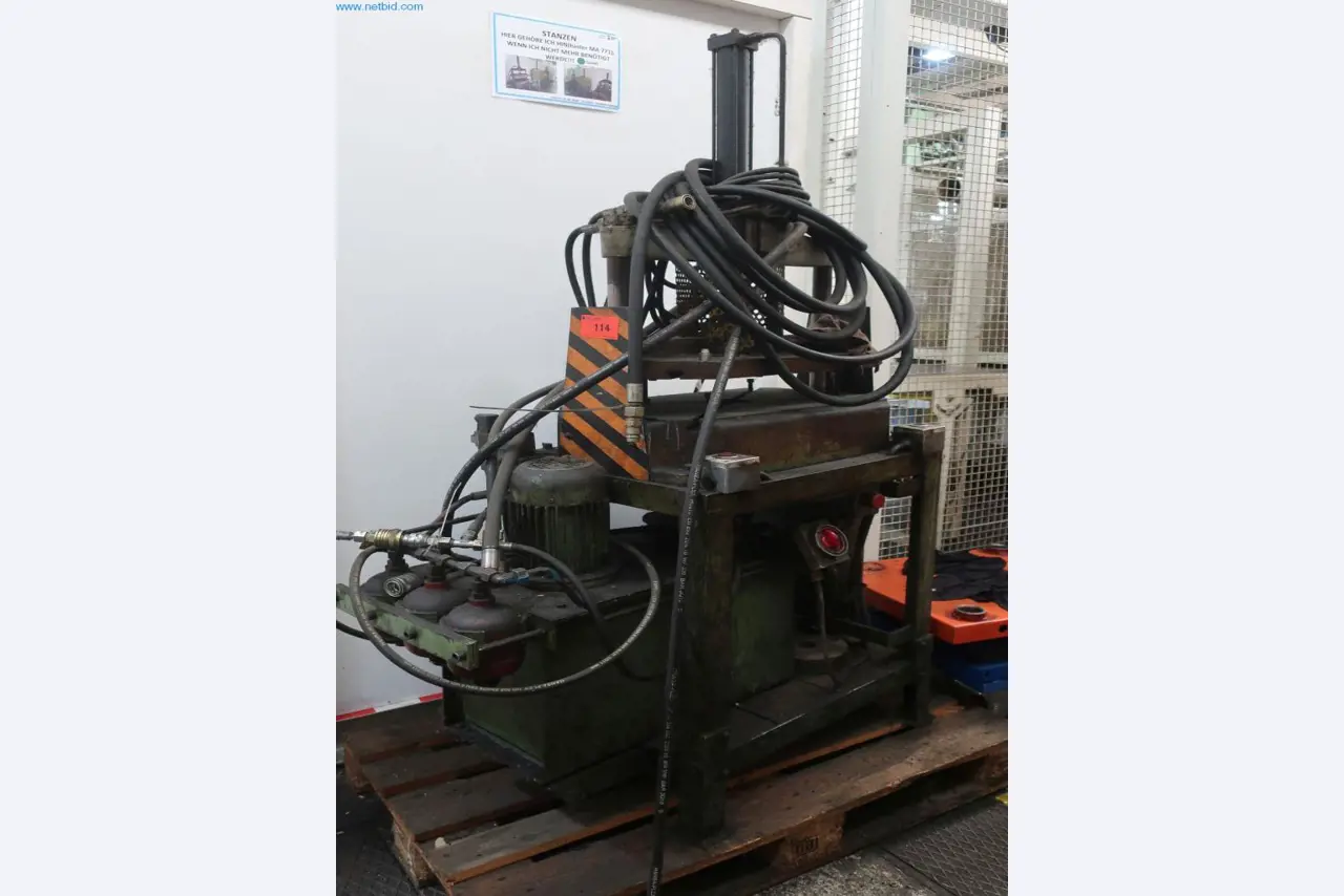 Máquinas y equipos técnicos en el ámbito del moldeo por inyección de plásticos (1600 - 23000 kN)-1