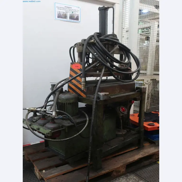 Máquinas y equipos técnicos en el ámbito del moldeo por inyección de plásticos (1600 - 23000 kN)-1