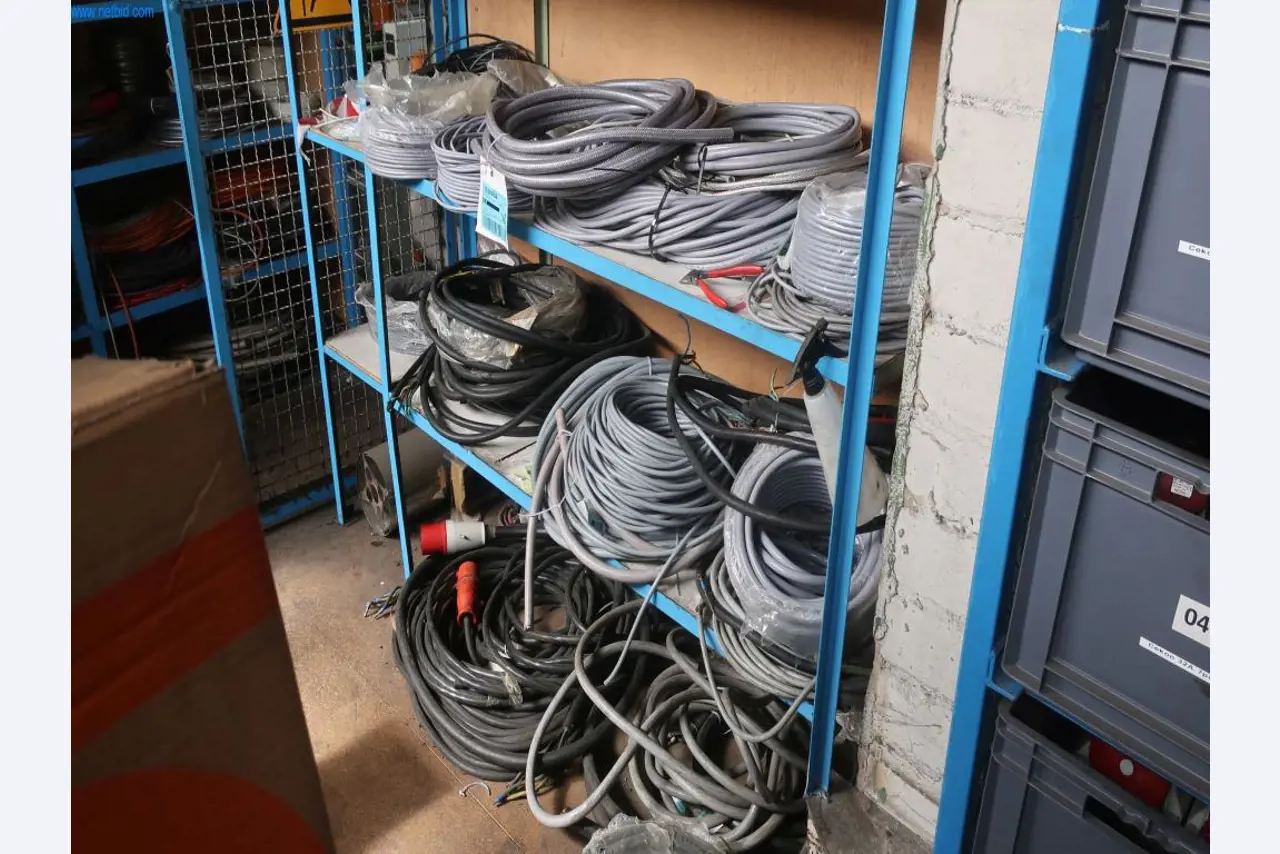 Stroji in tehnična oprema na področju brizganja plastike (1600 - 23000 kN)-1
