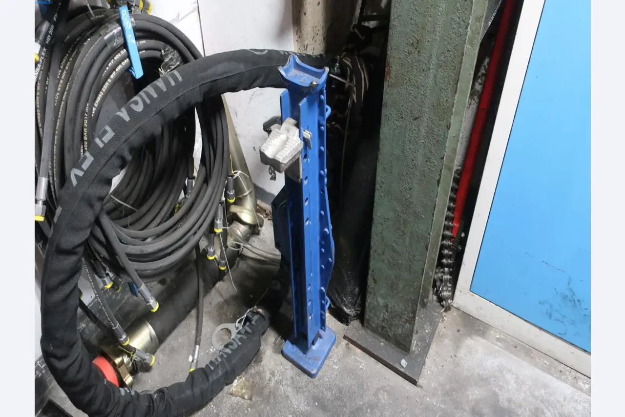 Máquinas y equipos técnicos en el ámbito del moldeo por inyección de plásticos (1600 - 23000 kN)-1