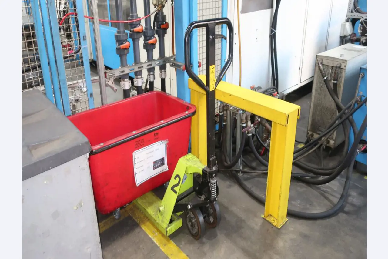 Máquinas y equipos técnicos en el ámbito del moldeo por inyección de plásticos (1600 - 23000 kN)-1