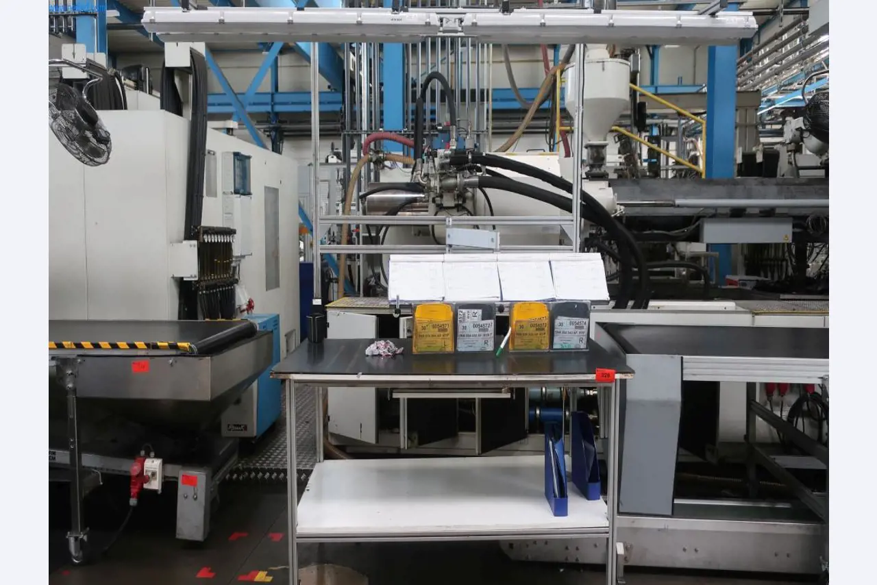 Máquinas y equipos técnicos en el ámbito del moldeo por inyección de plásticos (1600 - 23000 kN)-1