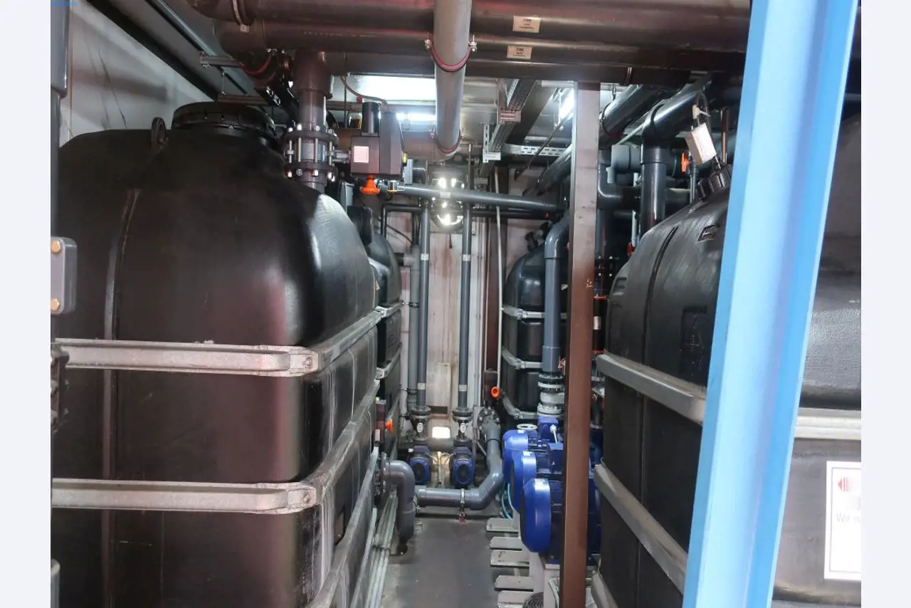 Máquinas y equipos técnicos en el ámbito del moldeo por inyección de plásticos (1600 - 23000 kN)-3