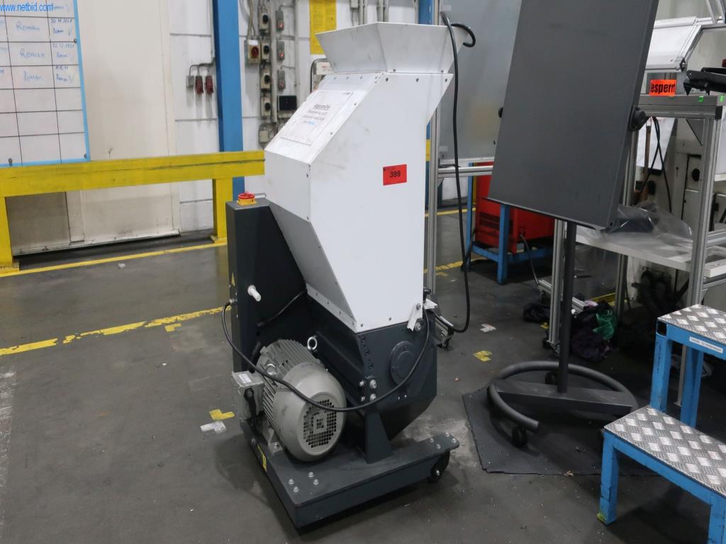 Stroji in tehnična oprema na področju brizganja plastike (1600 - 23000 kN)-1