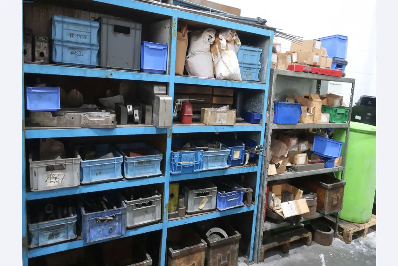 Máquinas y equipos técnicos en el ámbito del moldeo por inyección de plásticos (1600 - 23000 kN)-1