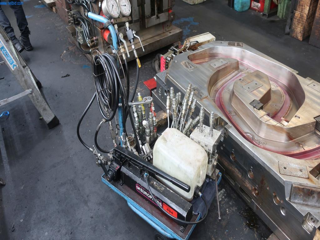 Máquinas y equipos técnicos en el ámbito del moldeo por inyección de plásticos (1600 - 23000 kN)-1