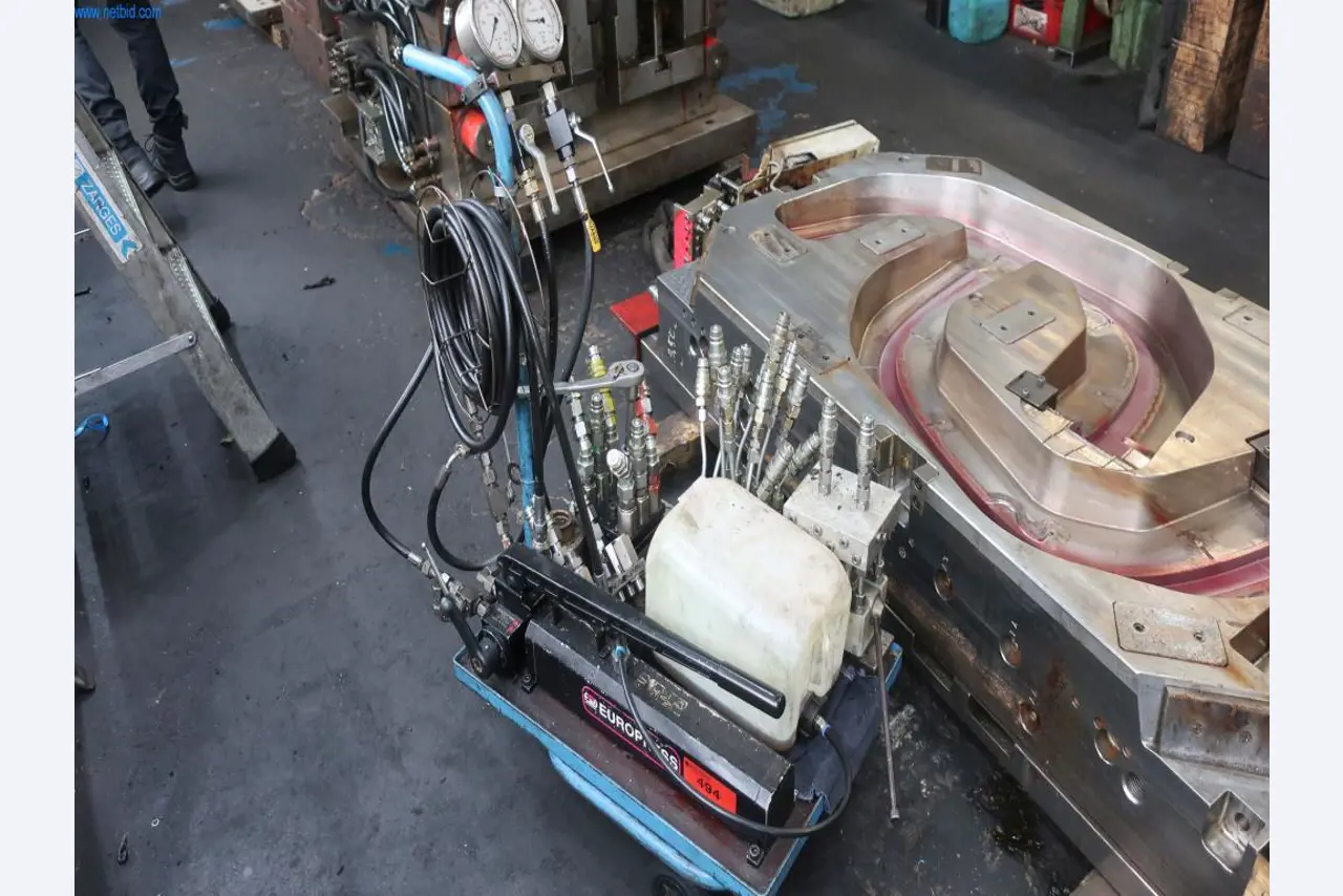 Máquinas y equipos técnicos en el ámbito del moldeo por inyección de plásticos (1600 - 23000 kN)-1