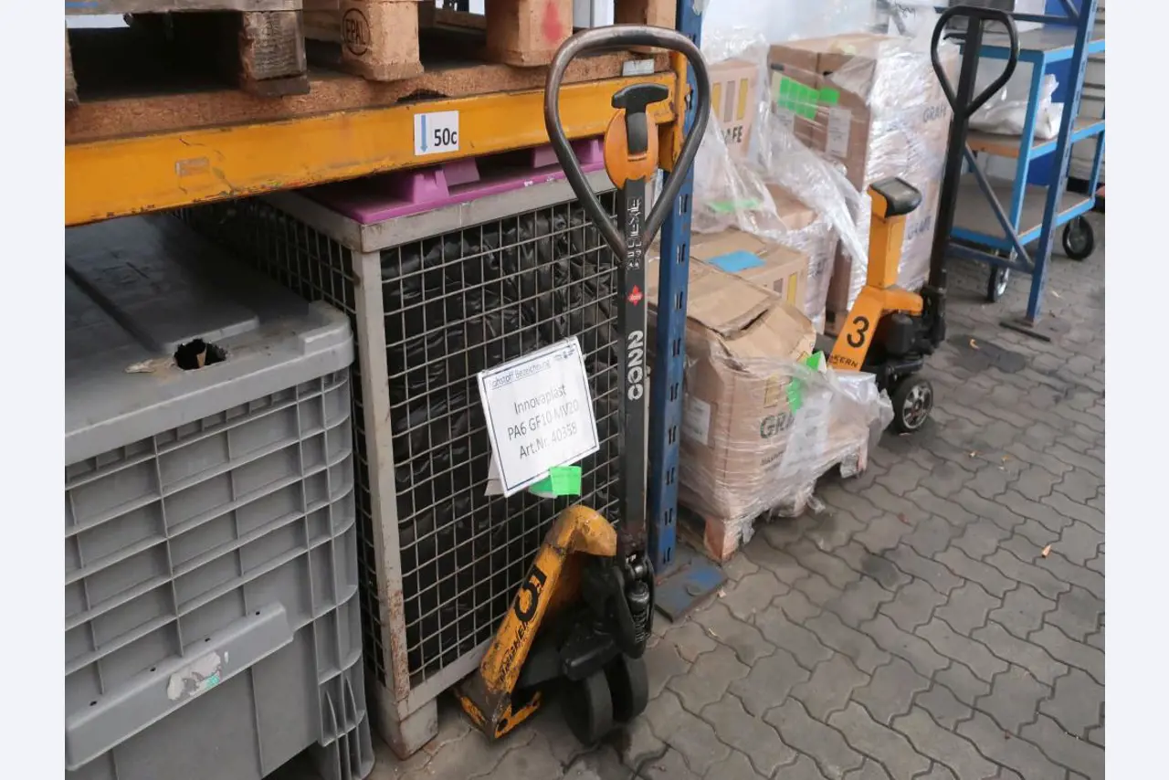 Máquinas y equipos técnicos en el ámbito del moldeo por inyección de plásticos (1600 - 23000 kN)-1