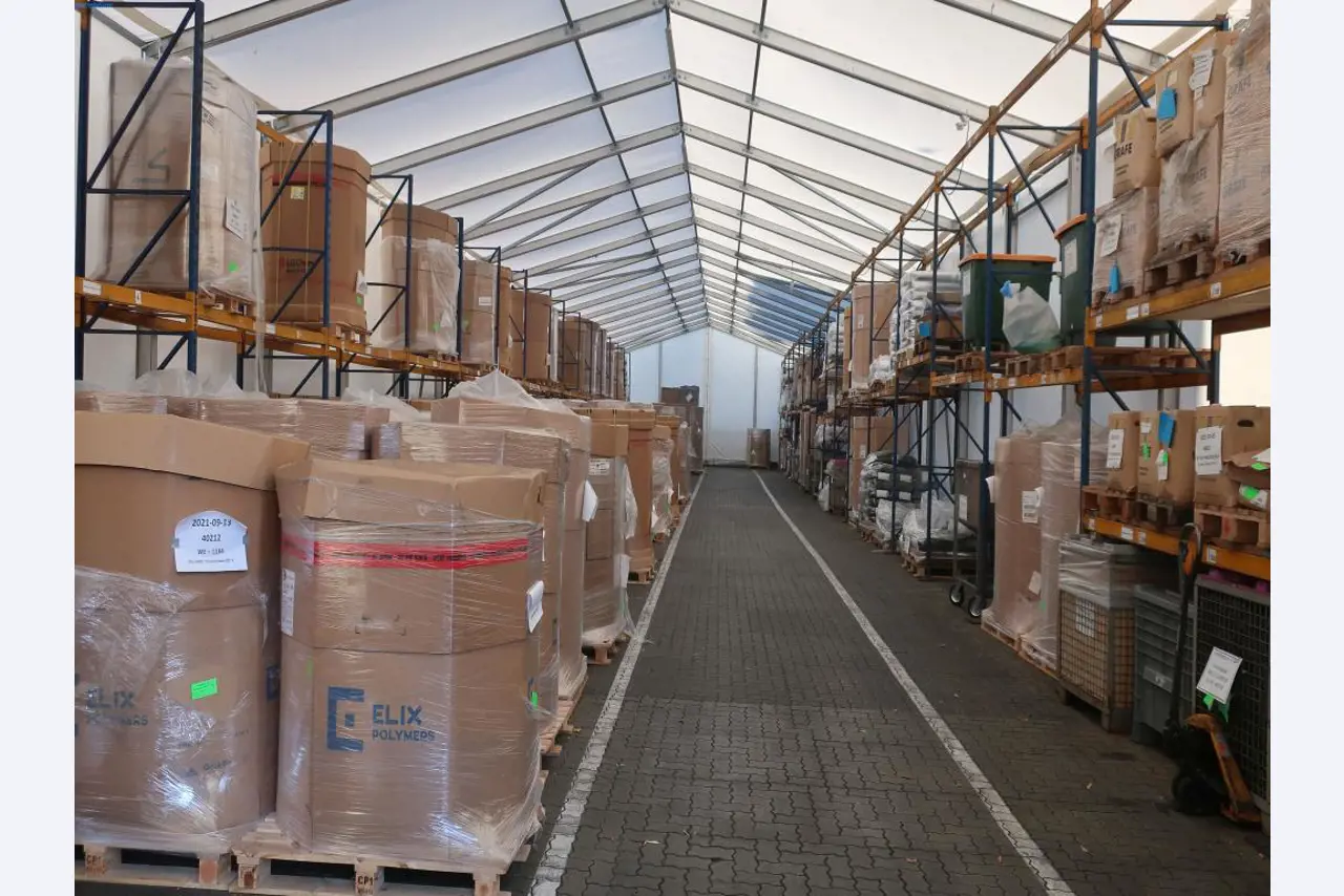 Máquinas y equipos técnicos en el ámbito del moldeo por inyección de plásticos (1600 - 23000 kN)-1