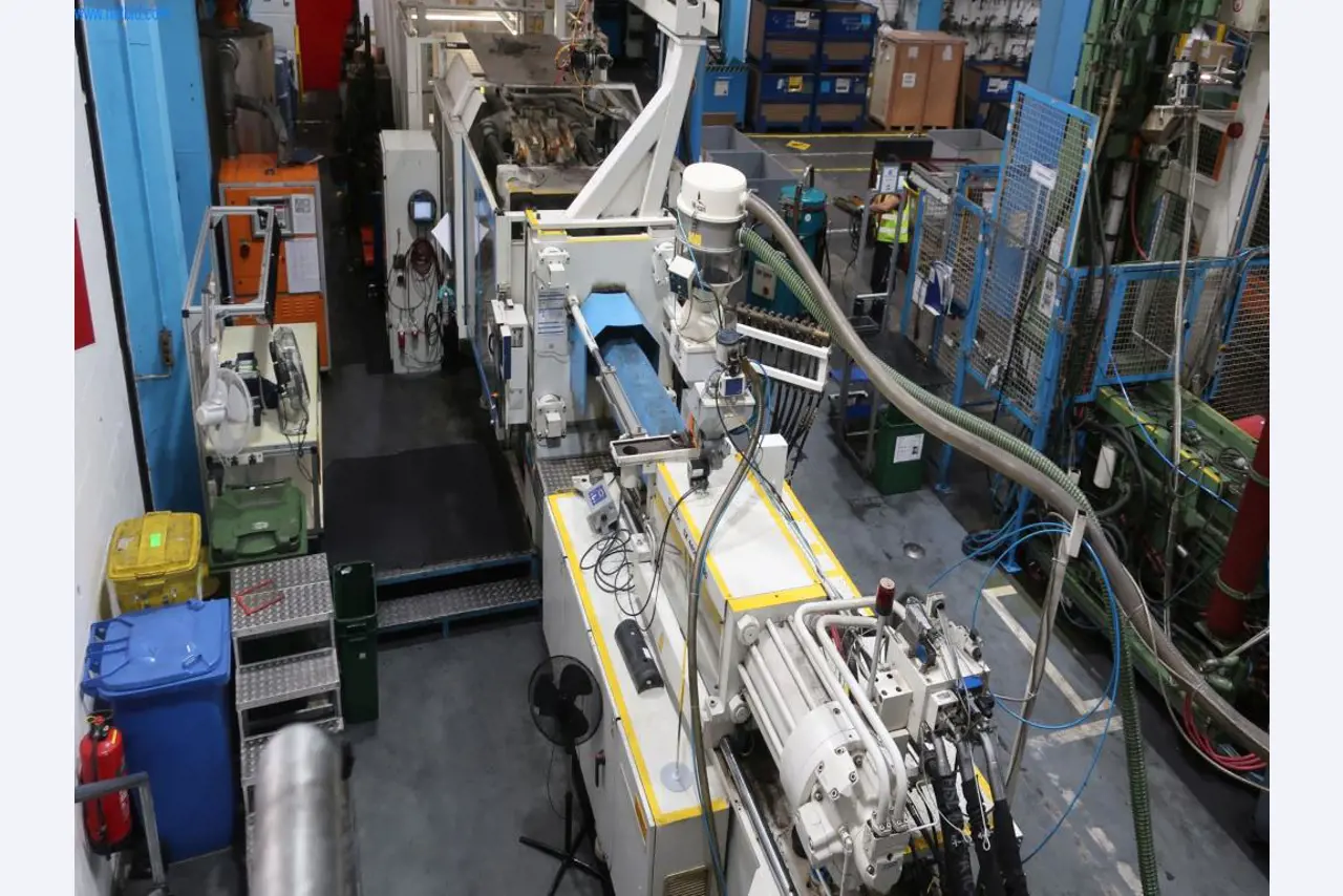Máquinas y equipos técnicos en el ámbito del moldeo por inyección de plásticos (1600 - 23000 kN)-1