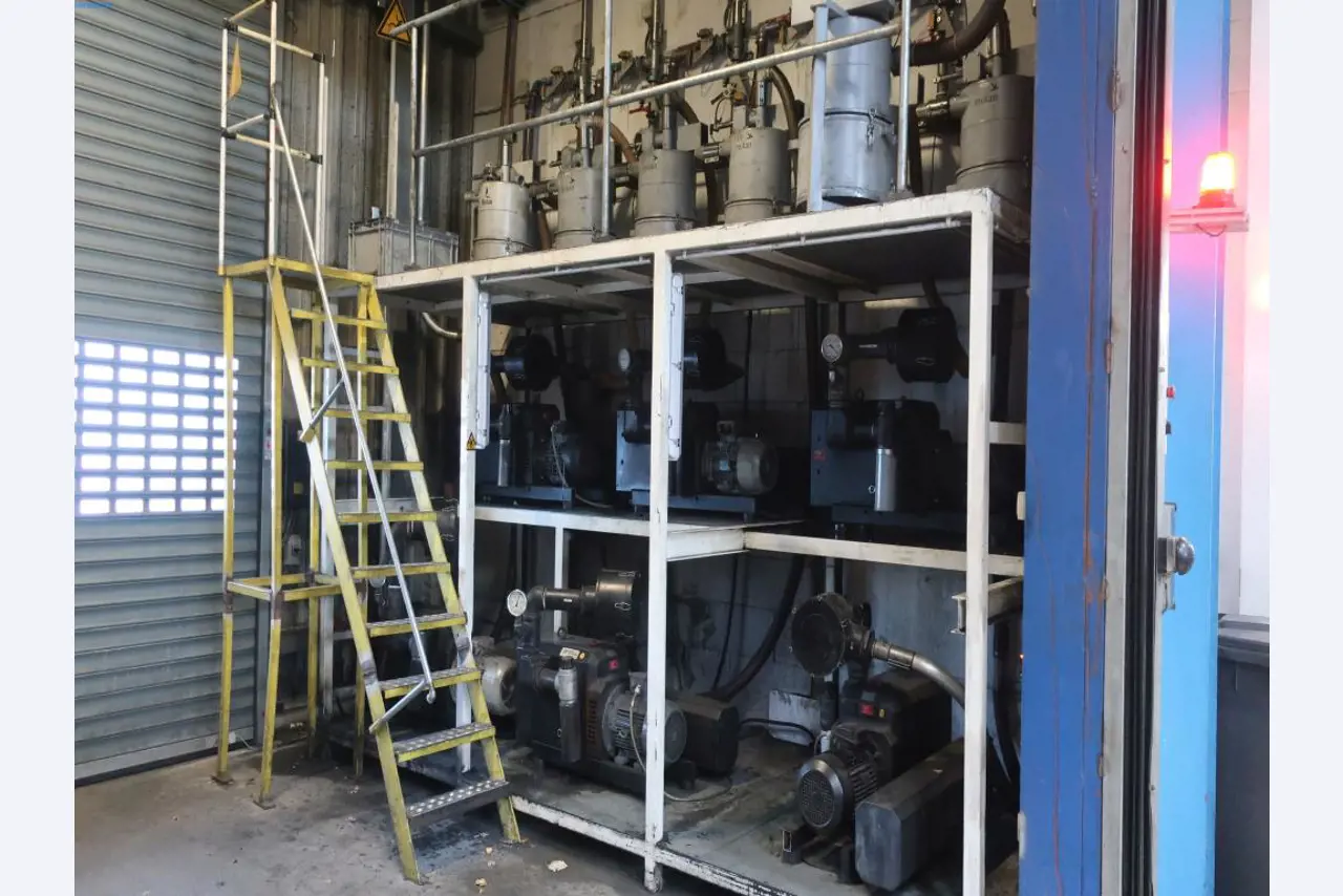 Stroji in tehnična oprema na področju brizganja plastike (1600 - 23000 kN)-1