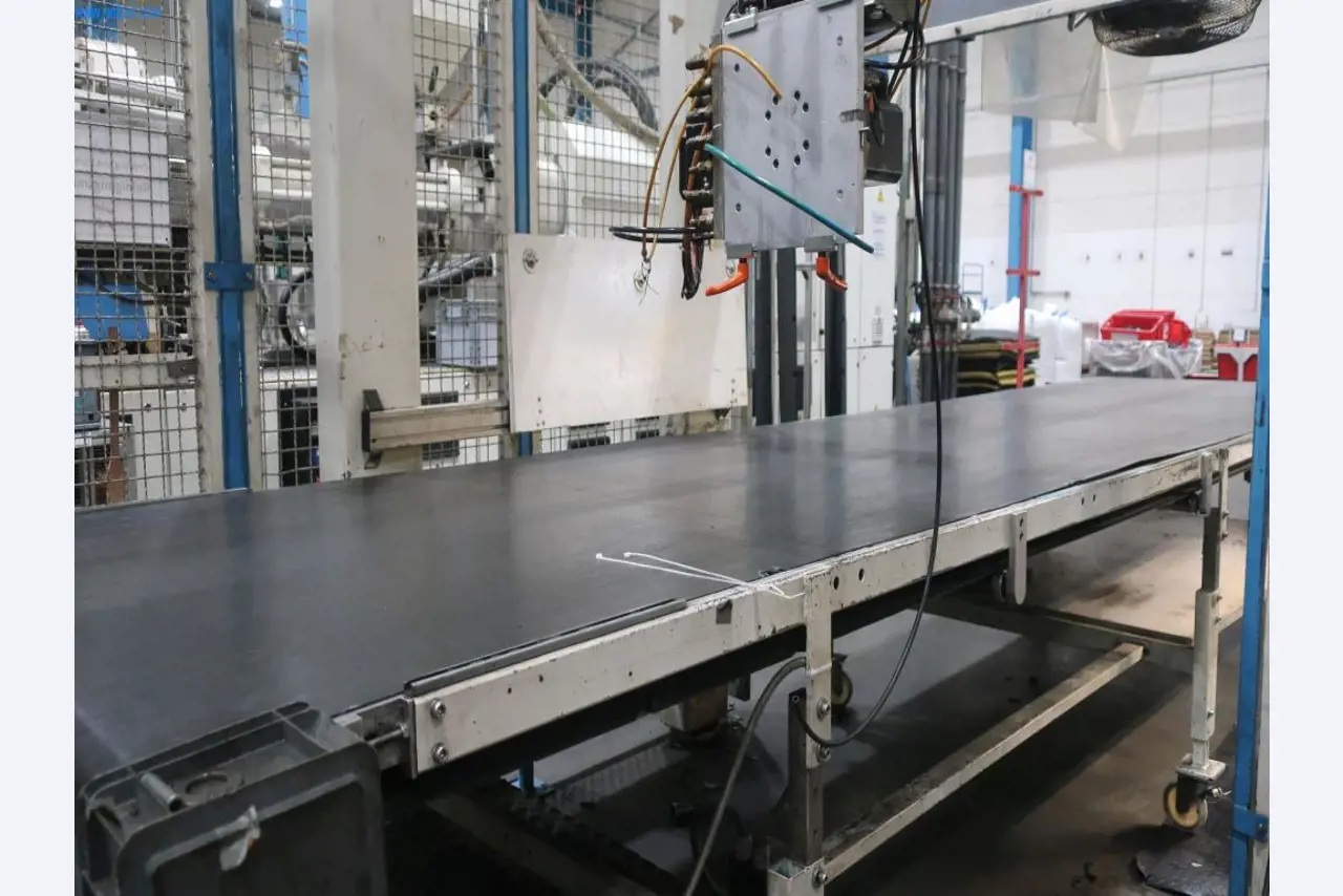 Máquinas y equipos técnicos en el ámbito del moldeo por inyección de plásticos (1600 - 23000 kN)-6