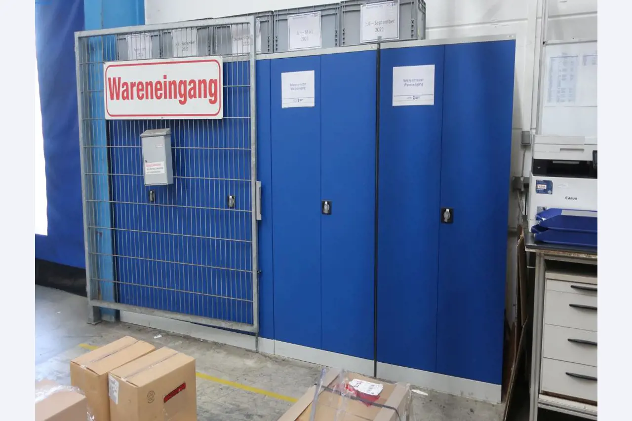 Máquinas y equipos técnicos en el ámbito del moldeo por inyección de plásticos (1600 - 23000 kN)-2