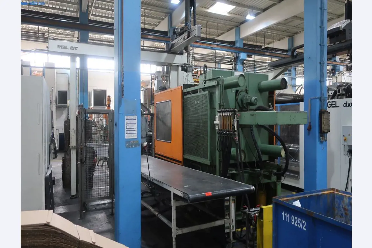 Stroje a technická zařízení v oblasti vstřikování plastů (1600 - 23000 kN)-4