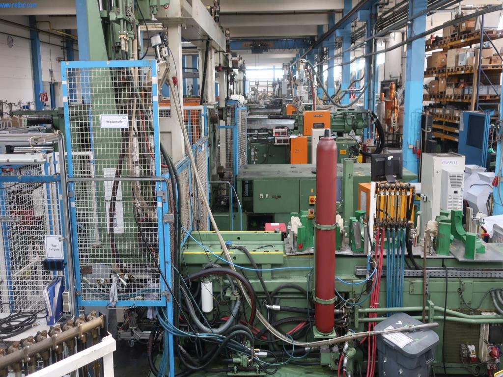 Máquinas e equipamento técnico no domínio da moldagem por injeção de plástico (1600 - 23000 kN)-1