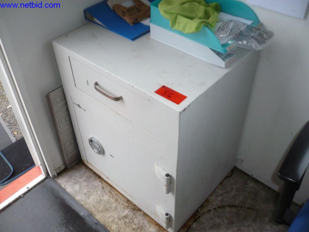 Autobusy a autokary, dílenské, kancelářské a obchodní vybavení-1