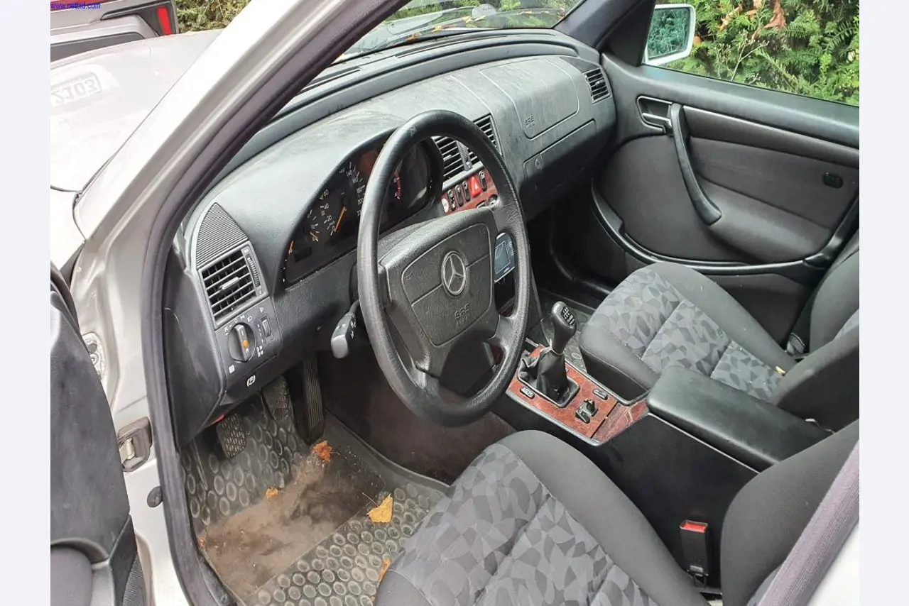 Autocarros e camionetas, material de oficina, de escritório e comercial-12