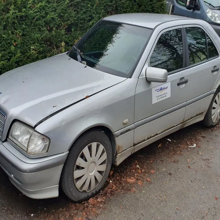 Auto Mercedes - Benz C200