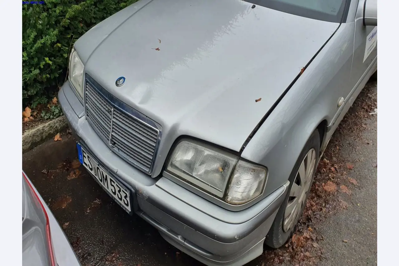 Autocarros e camionetas, material de oficina, de escritório e comercial-21