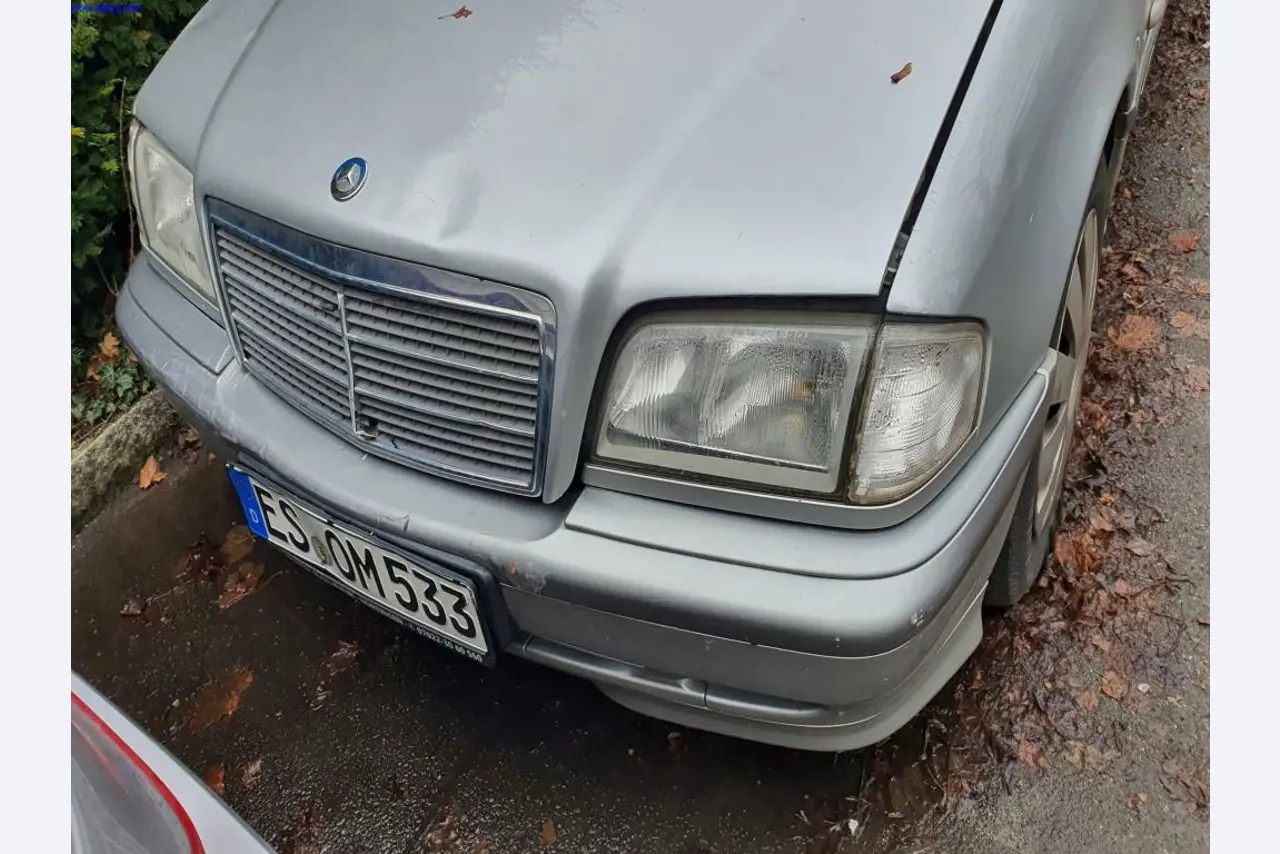 Autocarros e camionetas, material de oficina, de escritório e comercial-23