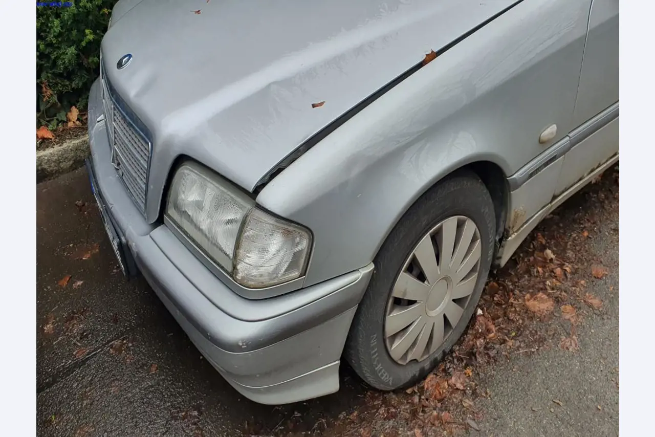 Autocarros e camionetas, material de oficina, de escritório e comercial-9