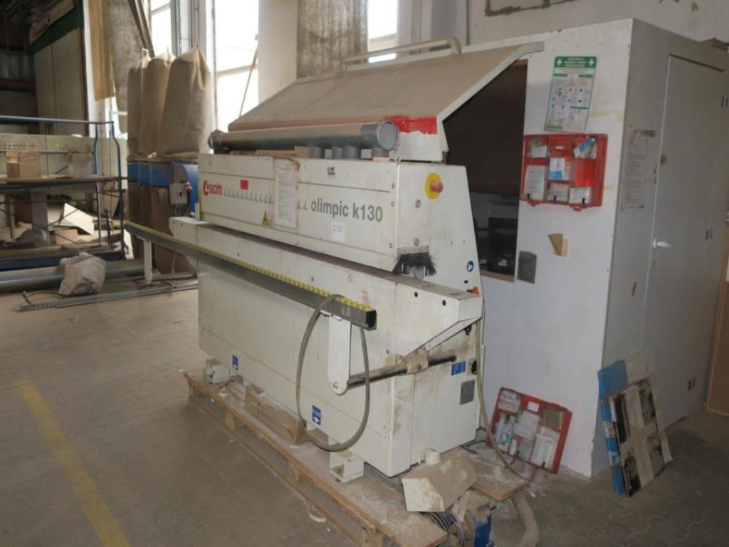 Stroji v tovarni pohištva-1