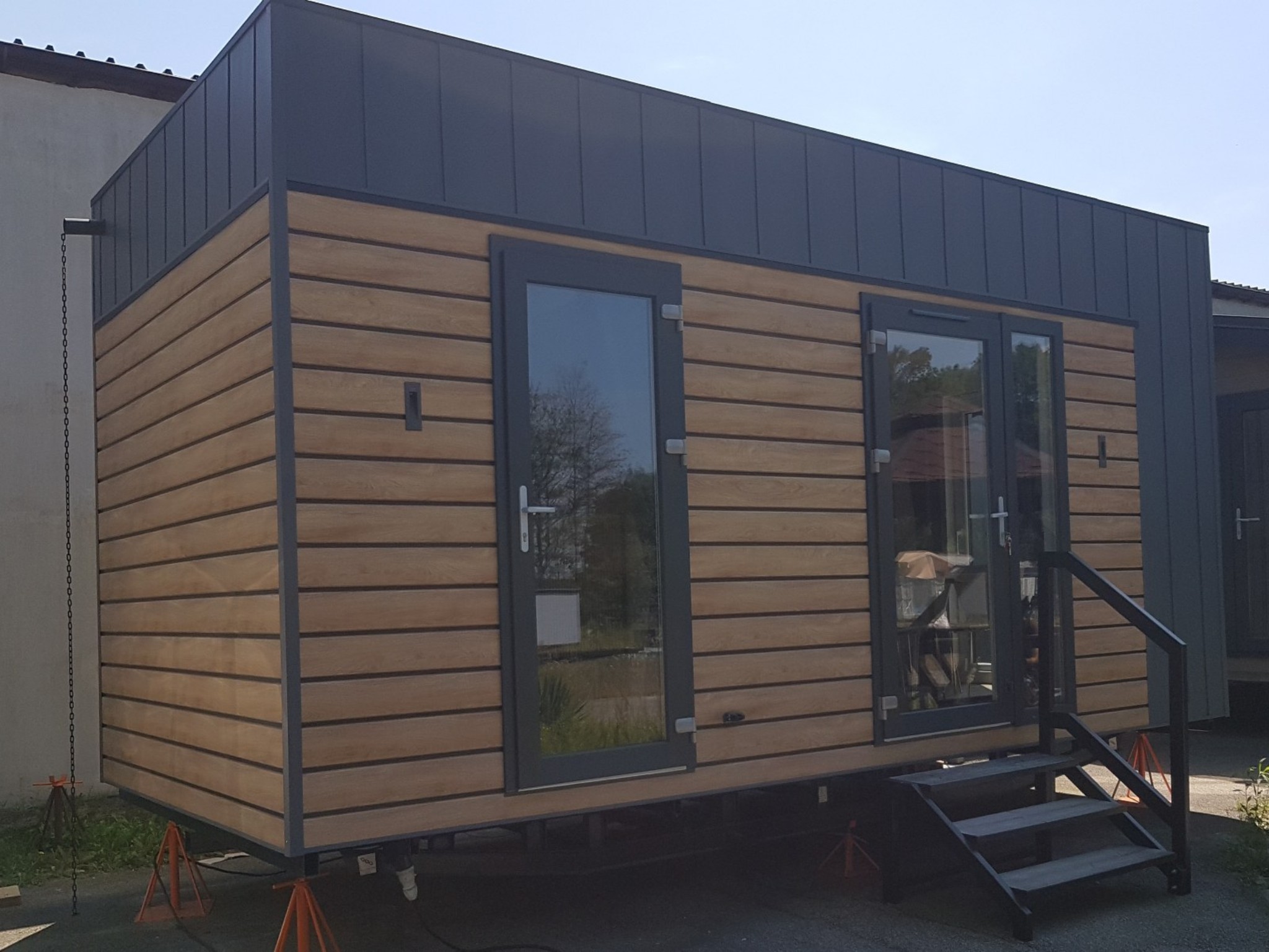 Conteneur de bureau et riveteuse pour écrous d'une usine de meubles-1