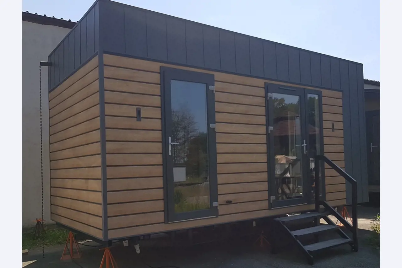 Bürocontainer und Nietmaschine für Muttern aus einer Möbelfabrik-1