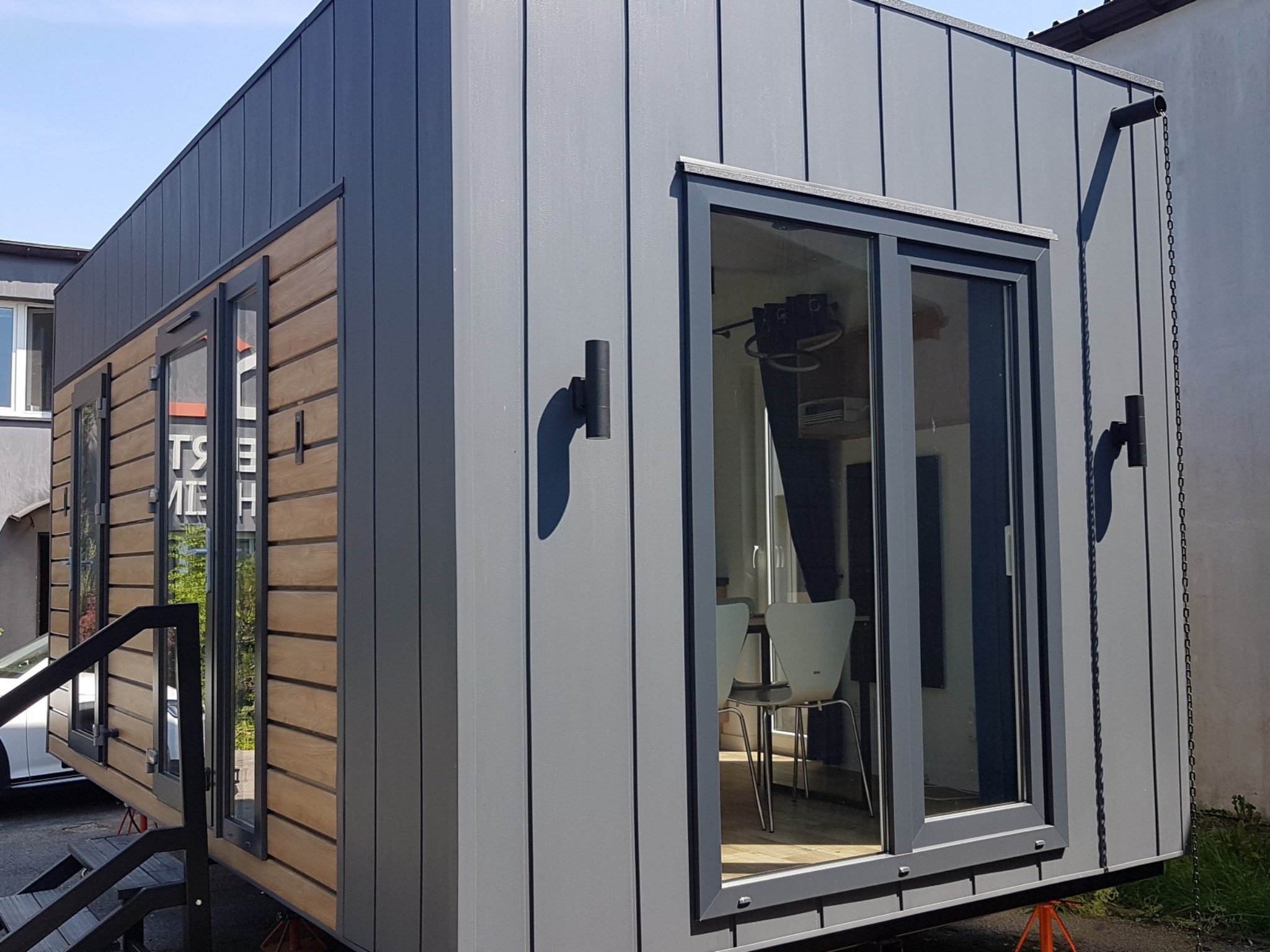 Conteneur de bureau et riveteuse pour écrous d'une usine de meubles-2