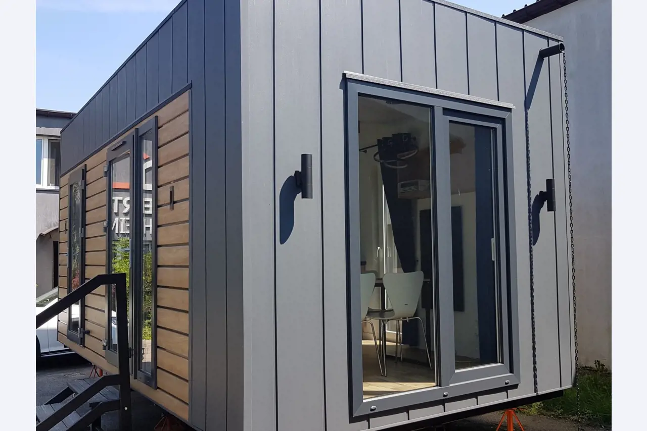 Bürocontainer und Nietmaschine für Muttern aus einer Möbelfabrik-2