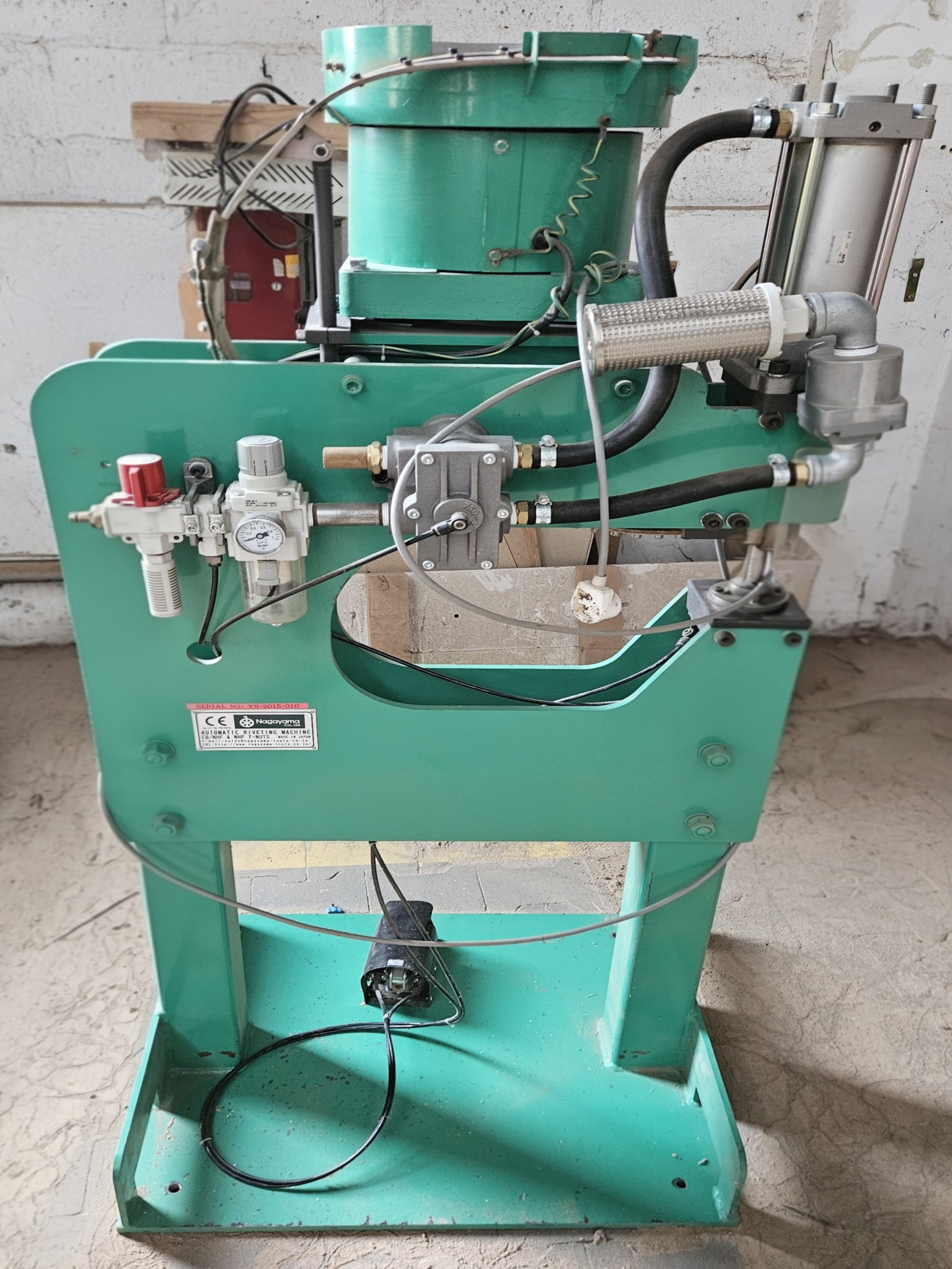 Conteneur de bureau et riveteuse pour écrous d'une usine de meubles-3