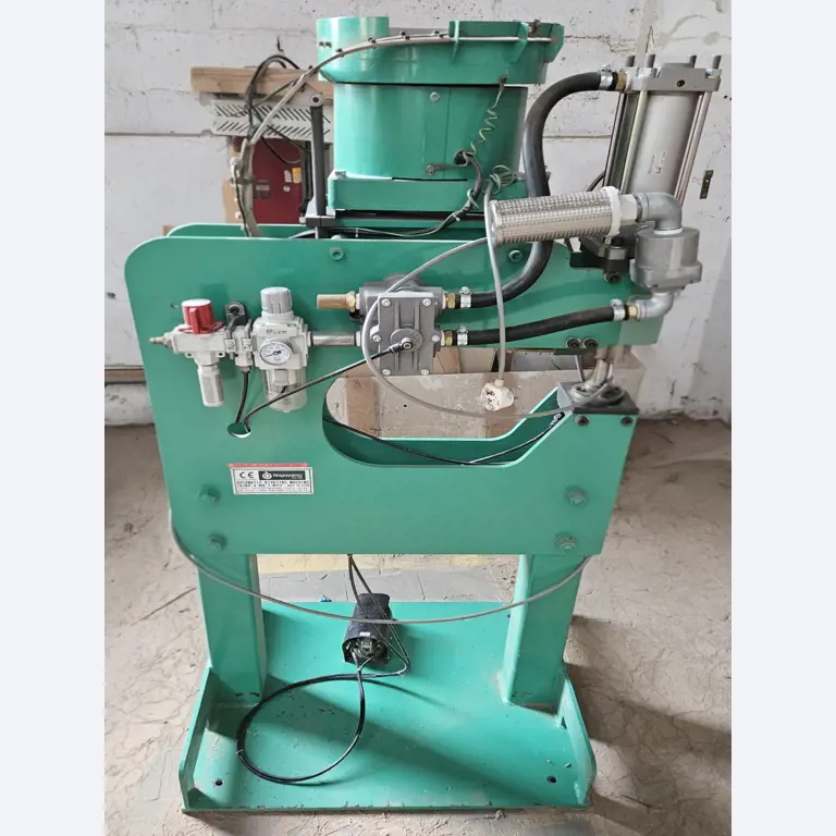 Bürocontainer und Nietmaschine für Muttern aus einer Möbelfabrik-3