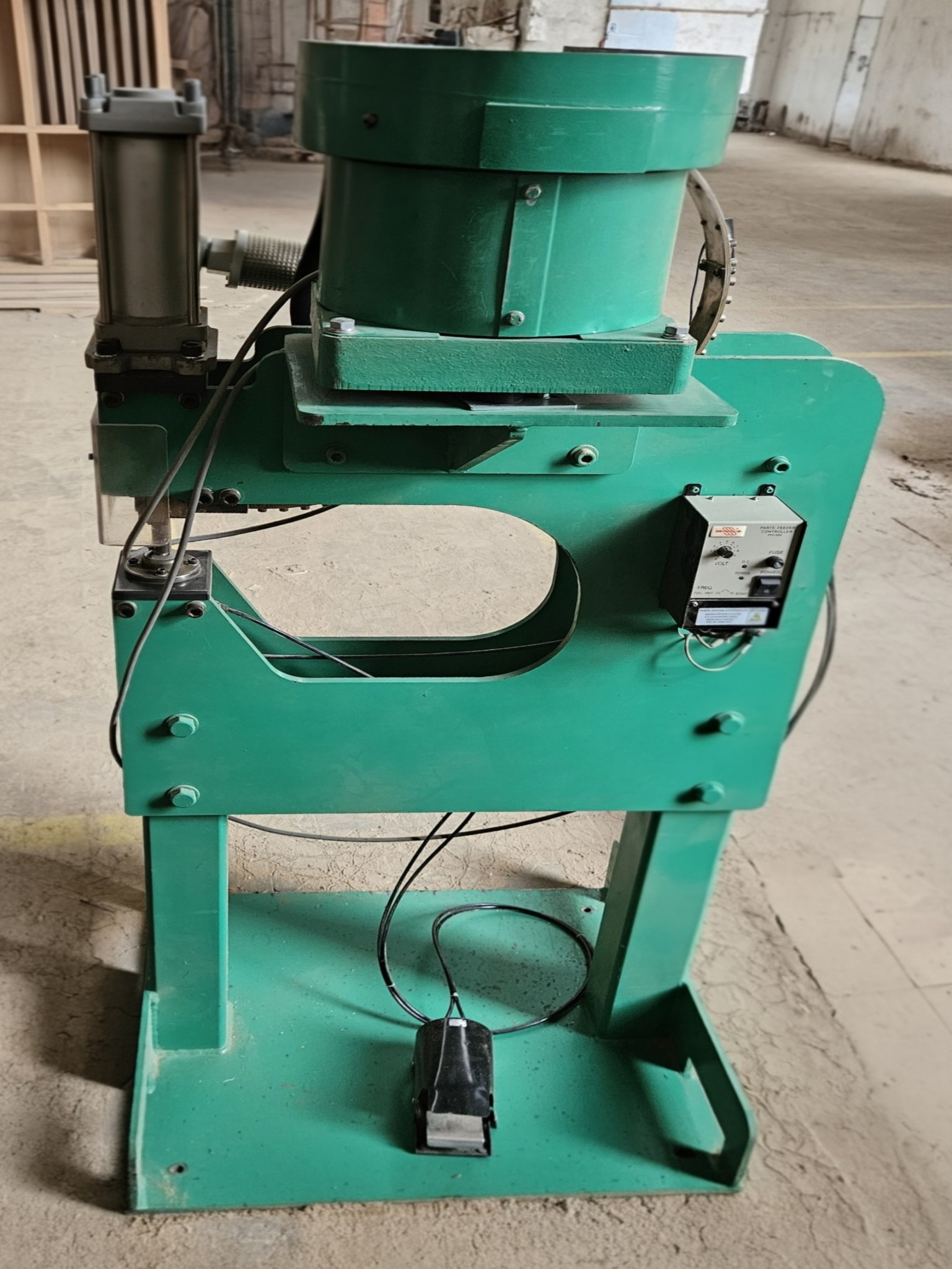 Conteneur de bureau et riveteuse pour écrous d'une usine de meubles-4