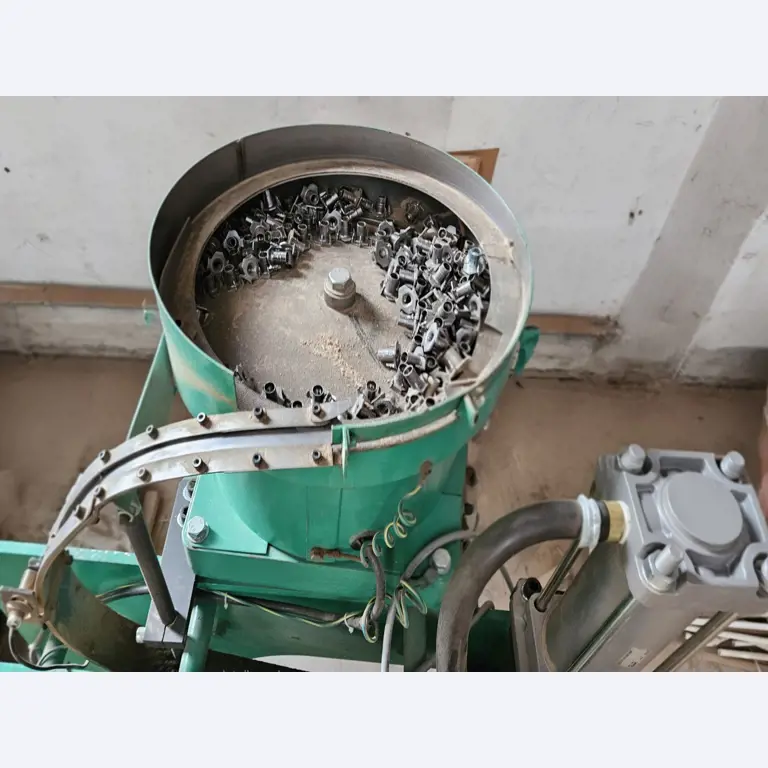 Machines d´une usine de meubles-2