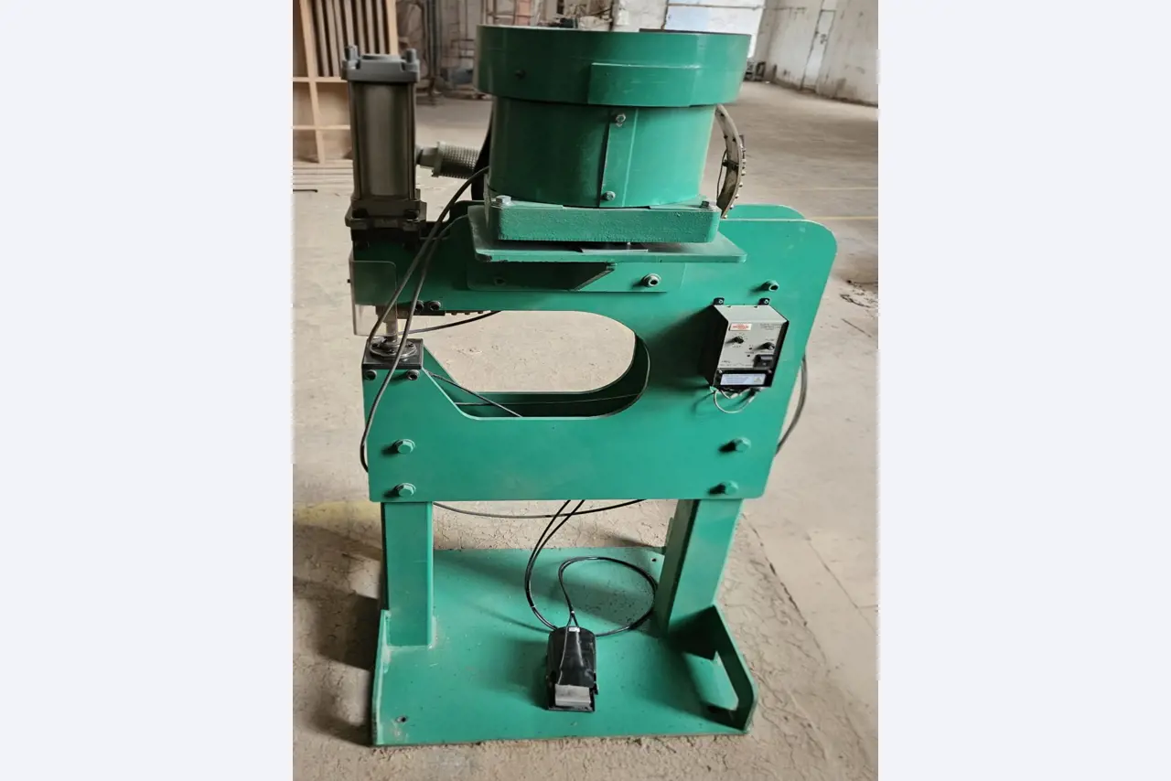 Machines d´une usine de meubles-4