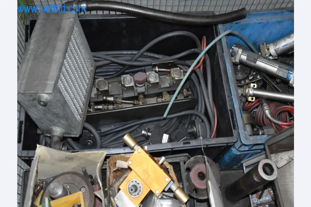 Stroje, provozní zařízení a příslušenství předního světového výrobce napínacích systémů řetězů jsou k dispozici.-6