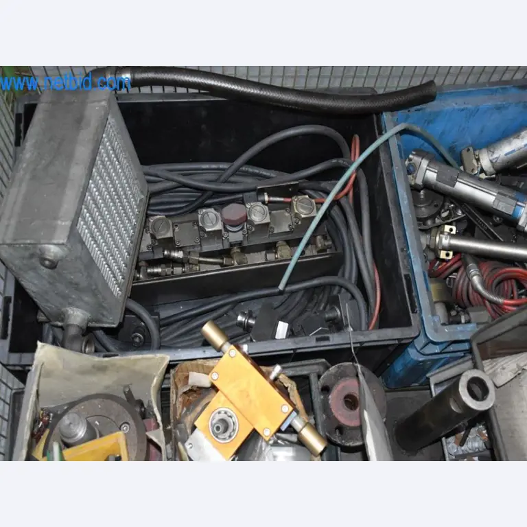 Stroje, provozní zařízení a příslušenství předního světového výrobce napínacích systémů řetězů jsou k dispozici.-6