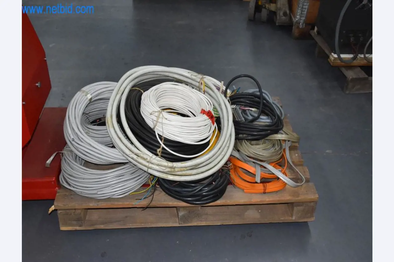 Máquinas, equipos operativos y accesorios de un líder mundial en el mercado de sistemas de tensado de cadenas.-1