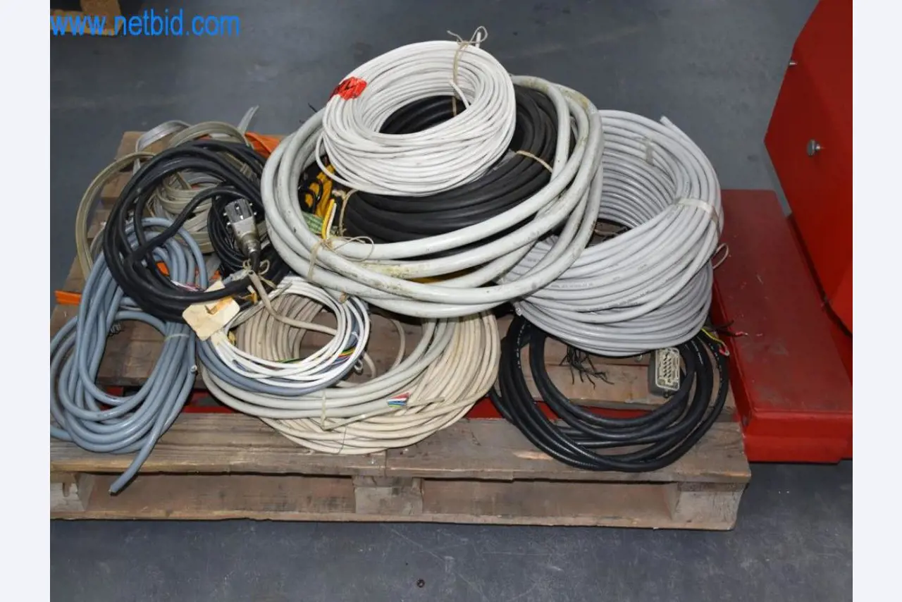 Máquinas, equipos operativos y accesorios de un líder mundial en el mercado de sistemas de tensado de cadenas.-2