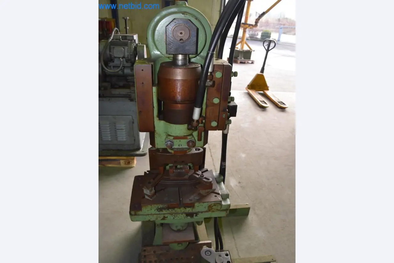 Máquinas, equipos operativos y accesorios de un líder mundial en el mercado de sistemas de tensado de cadenas.-3