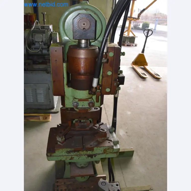 Máquinas, equipos operativos y accesorios de un líder mundial en el mercado de sistemas de tensado de cadenas.-3