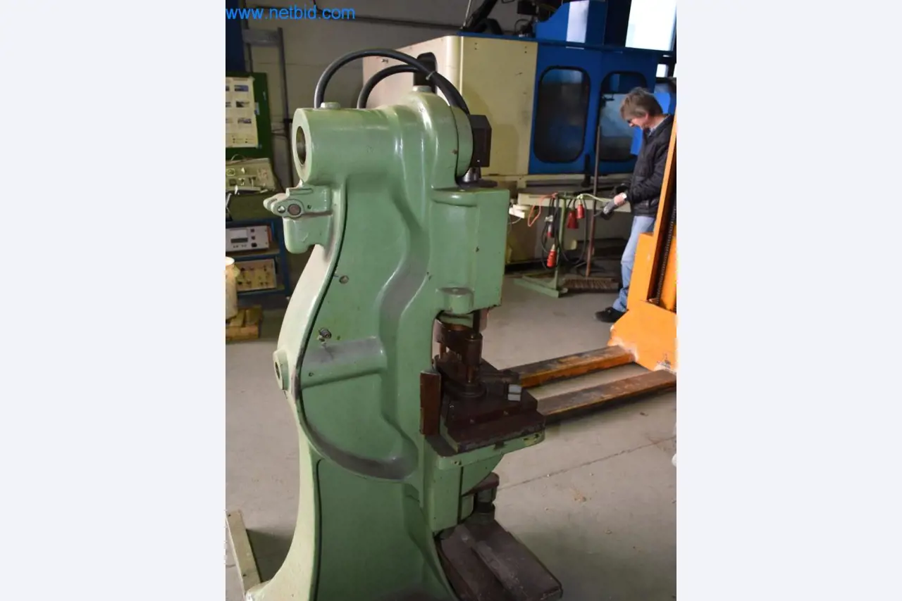 Máquinas, equipos operativos y accesorios de un líder mundial en el mercado de sistemas de tensado de cadenas.-5