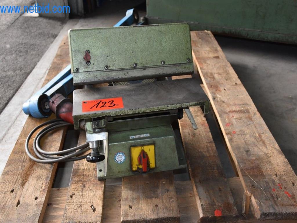 Máquinas, equipos operativos y accesorios de un líder mundial en el mercado de sistemas de tensado de cadenas.-1