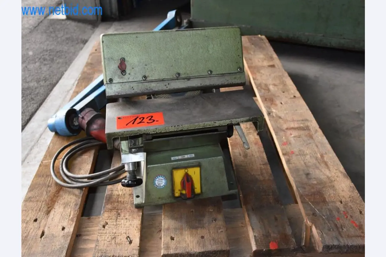 Máquinas, equipos operativos y accesorios de un líder mundial en el mercado de sistemas de tensado de cadenas.-1